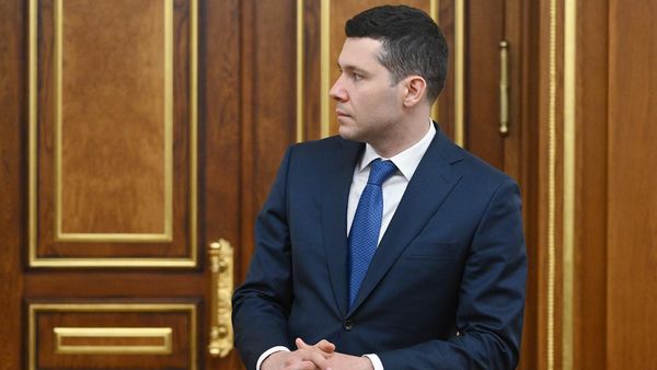Министр промышленности и торговли РФ Антон Алиханов перед началом заседания правительства РФ в новом составе (15 мая 2024). Москвa - Sputnik Армения