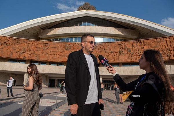 Художественный директор Международного кинофестиваля "Золотой абрикос" Карен Аветисян отвечает на вопросы журналистов на ковровой дорожке кинофестиваля. - Sputnik Армения