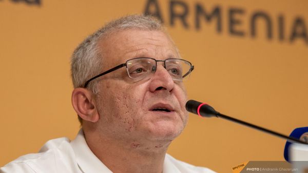 Политический аналитик Сурен Суренянц во время пресс-конференции (9 июля 2024). Еревaн - Sputnik Армения