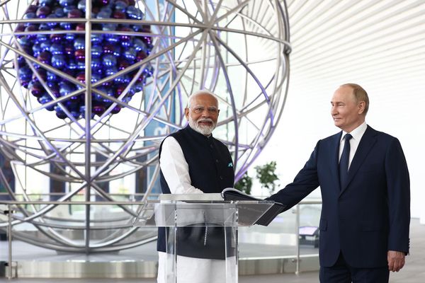 Президент РФ Владимир Путин и премьер-министр Индии Нарендра Моди во время посещения павильона "Атом" на ВДНХ. - Sputnik Армения