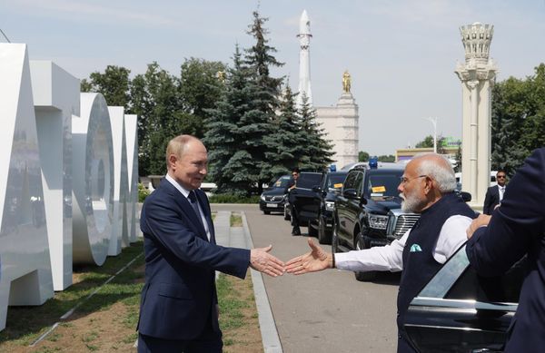 Президент РФ Владимир Путин встречает премьер-министра Индии Нарендру Моди у павильона "Атом" на ВДНХ. - Sputnik Армения