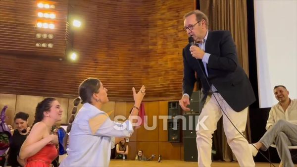Поклонница подарила Кевину Спейси освященное кольцо с армянским орнаментом - Sputnik Армения