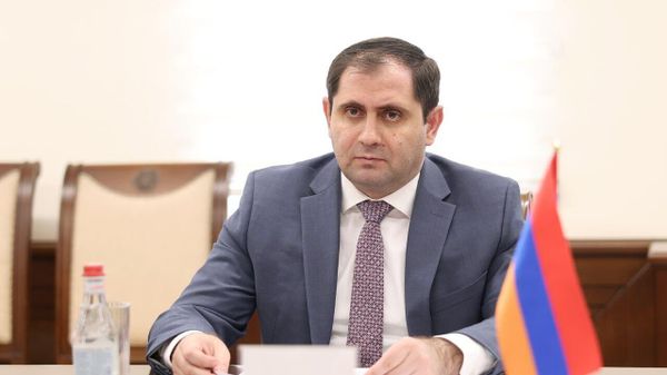 Министр обороны Сурен Папикян принял генерального секретаря федерального министра обороны Австрийской Республики, директора оборонной политики министерства доктора Арнольда Каммеля (10 июля 2024). Еревaн - Sputnik Армения