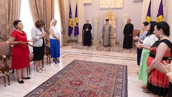 Католикос Гарегин II принял региональных представителей Христианского образовательного центра Первопрестольного Святого Эчмиадзина (11 июля 2024). Эчмиадзин - Sputnik Армения