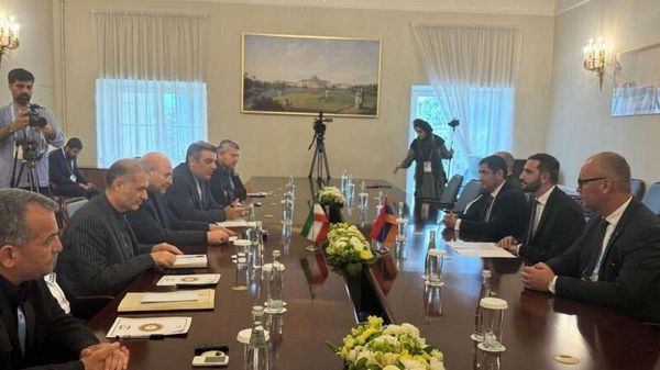 Вице-спикер НС Рубен Рубинян встретился с председателем Меджлиса ИРИ Мохаммедом Багером Галибафом (11 июля 2024). Санкт-Петербург - Sputnik Армения