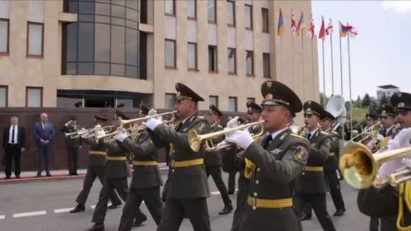 ՀՀ ՊՆ վարչական համալիրում ընդունել եմ Վրաստանի պաշտպանության նախարար Իրակլի Չիկովանիին։ - Sputnik Արմենիա