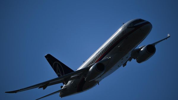 Самолет Сухой Суперджет SSJ100 выполняет полет на Международном авиационно-космическом салоне МАКС-2019 (29 августа 2019). Жуковский - Sputnik Армения