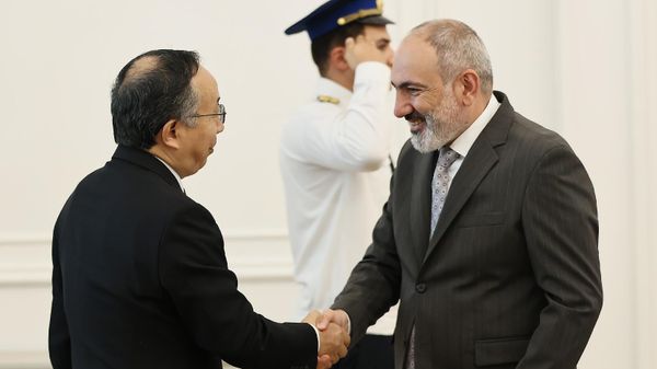 Премьер-министр Никол Пашинян принял Чрезвычайного и полномочного посла Китая Фань Юна (13 июля 2024). Еревaн - Sputnik Армения