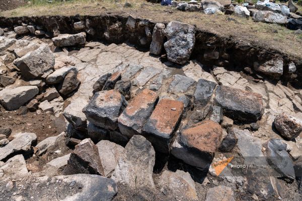 Раскопки урартского храма на вершине Джрадзорского холма Раскопки урартского храма на вершине Джрадзорского холма - Sputnik Армения