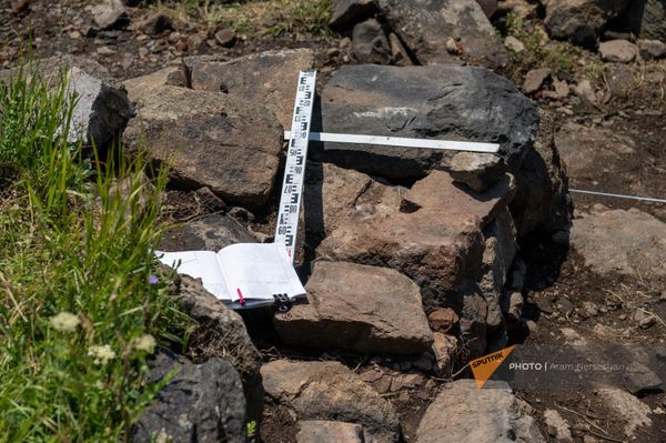 Раскопки урартского храма на вершине Джрадзорского холма Раскопки урартского храма на вершине Джрадзорского холма - Sputnik Армения