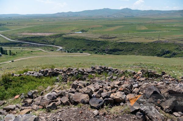 Раскопки урартского храма на вершине Джрадзорского холма Раскопки урартского храма на вершине Джрадзорского холма - Sputnik Армения