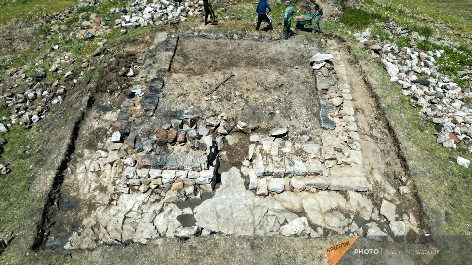 Вид раскопок урартского храма на вершине Джрадзорского холма с дрона Вид раскопок урартского храма на вершине Джрадзорского холма с дрона - Sputnik Армения, 1920, 21.07.2024