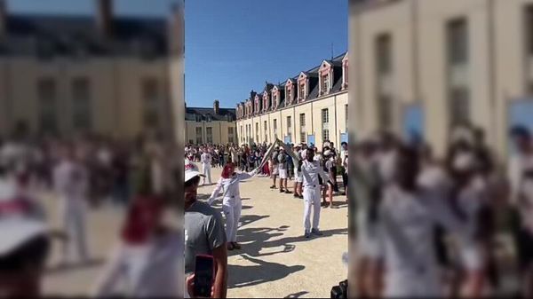 Армянский стрелок Эльмира Карапетян приняла участие в эстафете олимпийского огня в Париже - Sputnik Армения