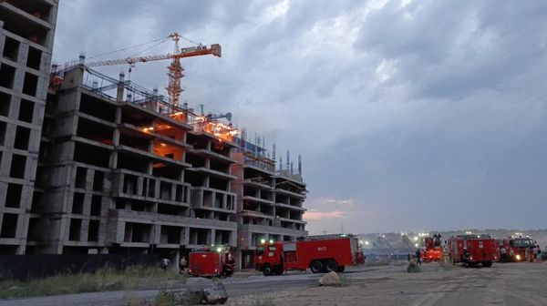 Пожарные работают на месте пожара в недостроенном здании (17 июля 2024). Еревaн - Sputnik Армения