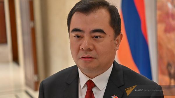 Временный поверенный в делах Китая в Армении Мин Чэнь отвечает на вопросы журналистов во время приема для СМИ в посольстве КНР в РА (18 июля 2024). Еревaн - Sputnik Армения