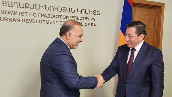 Председатель комитета градостроительства Егиазар Варданян принял Чрезвычайного и полномочного посла Ирана в Армении Мехди Собхани (18 июля 2024). Еревaн - Sputnik Армения