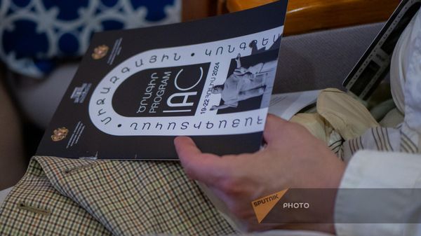 Посетитель Международного арменоведческого конгресса с программой (19 июля 2024). Еревaн - Sputnik Արմենիա