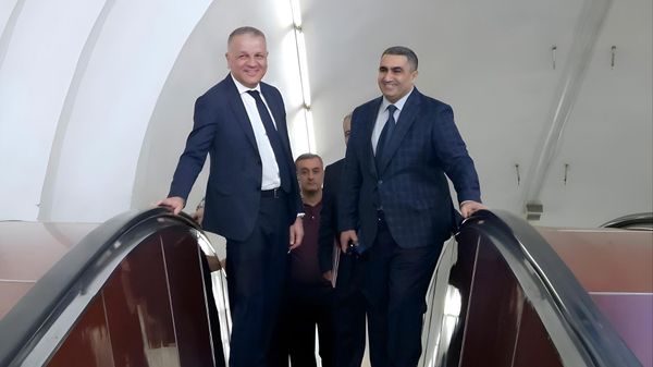 Генеральный директор ереванского метрополитена Бабкен Седракян принял главу делегации Европейского Союза в Армении, Чрезвычайного и Полномочного Посла Василиса Марагоса (19 июля 2024). Еревaн - Sputnik Армения
