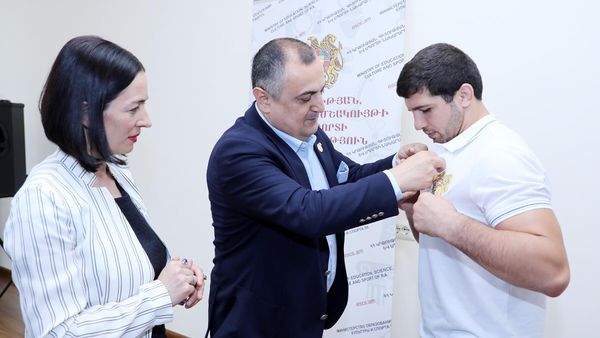 Министр и замминистра ОНКС Жанна Андреасян и Карен Гилоян приняли членов олимпийской сборной Армении (19 июля 2024). Еревaн - Sputnik Армения