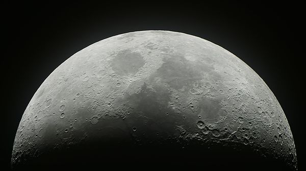 Растущая луна в небе над Москвой - Sputnik Армения