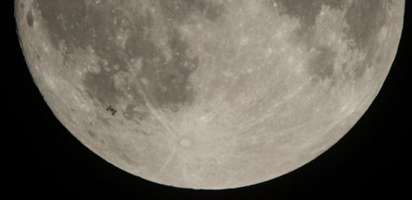 МКС пролетает на фоне Луны. - Sputnik Армения