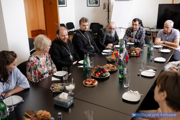 Временный управляющий Ереванско-Армянской епархией, архиепископ Подольский и Люберецкий Аксий посетил представительство Россотрудничества в Армении Временный управляющий Ереванско-Армянской епархией, архиепископ Подольский и Люберецкий Аксий посетил представительство Россотрудничества в Армении - Sputnik Армения