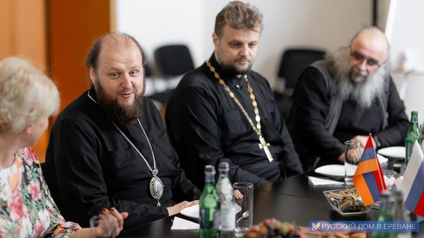 Временный управляющий Ереванско-Армянской епархией, архиепископ Подольский и Люберецкий Аксий посетил представительство Россотрудничества в Армении - Sputnik Армения