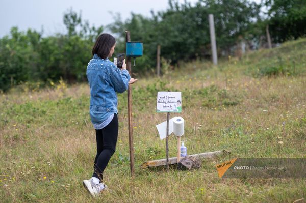 Туристка на территории отдыха у гостевого дома Шенлик в селе Чинчин Тавушской области Туристка на территории отдыха у гостевого дома Шенлик в селе Чинчин Тавушской области - Sputnik Армения