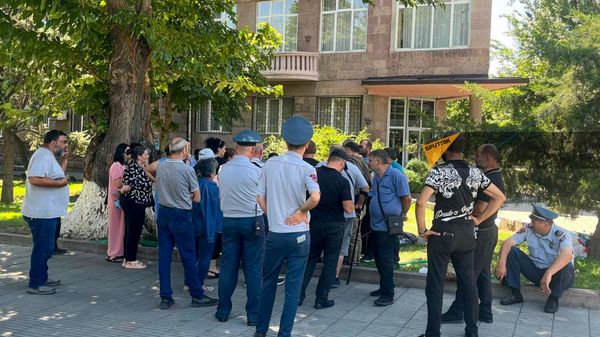 Родители пропавших без вести во время карабахской войны военнослужащих у здания СНБ (30 июля 2024). Еревaн - Sputnik Армения