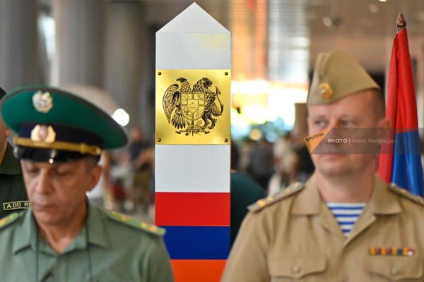 Церемония прощания с оркестром и торжественным построением российских пограничников в связи с окончанием службы в аэропорту Звартноц (31 июля 2024). Еревaн Церемония прощания с оркестром и торжественным построением российских пограничников в связи с окончанием службы в аэропорту Звартноц (31 июля 2024). Еревaн - Sputnik Армения