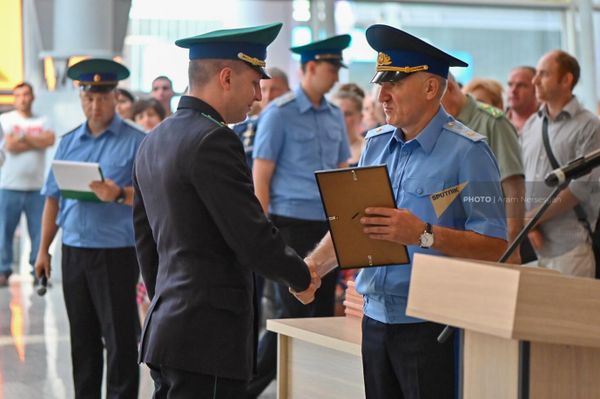 Церемония прощания с оркестром и торжественным построением российских пограничников в связи с окончанием службы в аэропорту Звартноц (31 июля 2024). Еревaн Церемония прощания с оркестром и торжественным построением российских пограничников в связи с окончанием службы в аэропорту Звартноц (31 июля 2024). Еревaн - Sputnik Армения