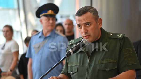 Церемония прощания с оркестром и торжественным построением российских пограничников в связи с окончанием службы в аэропорту Звартноц (31 июля 2024). Еревaн Церемония прощания с оркестром и торжественным построением российских пограничников в связи с окончанием службы в аэропорту Звартноц (31 июля 2024). Еревaн - Sputnik Армения