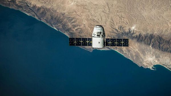 Космический спутник, парящий над береговой линией - Sputnik Армения
