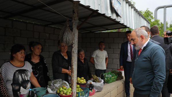 Փաշինյանը Վազաշենի մրգի շուկայում. արխիվային լուսանկար - Sputnik Արմենիա
