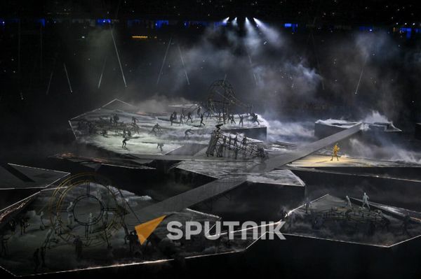В футуристическом шоу приняли участие около 270 акробатов и танцовщиков. - Sputnik Армения