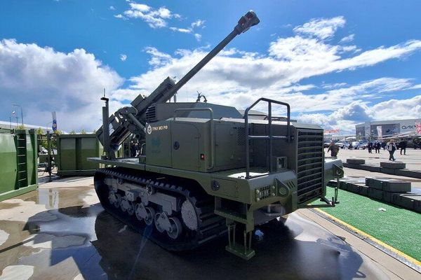 Роботизированное гусеничное шасси МТС-15 Клевер на Х Международном военно-техническом форуме Армия-2024 - Sputnik Армения