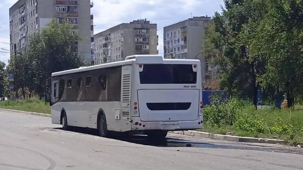Попавший под обстрел автобус в Лисичанске - Sputnik Армения