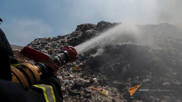 Пожарные работают на месте возгорания мусорной свалки Нубарашен (15 августа 2024). Еревaн - Sputnik Армения