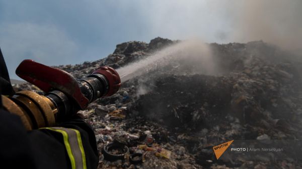 Пожарные работают на месте возгорания мусорной свалки Нубарашен (15 августа 2024). Еревaн - Sputnik Армения