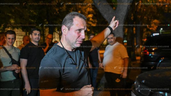 Экс-министр обороны Давид Тоноян покидает СИЗО Ереван-Кентрон (15 августа 2024). Еревaн - Sputnik Армения