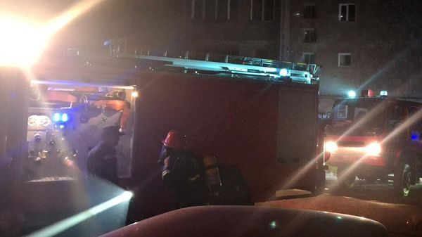 Пожарные на месте возгорания квартиры в многоэтажном доме (16 августа 2024). Артик - Sputnik Армения