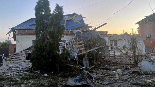 Разрушенное здание в городе Суджи после ночного интенсивного обстрела со стороны боевиков ВСУ (6 августа 2024). Курская область - Sputnik Армения