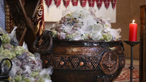 Церемония освящения винограда Хахохорнек в церкви Святой Анны в Ереване - Sputnik Армения