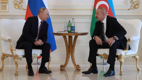 Президенты РФ и Азербайджана Владимир Путин и Ильхам Алиев во время беседы (19 августа 2024). Баку - Sputnik Армения