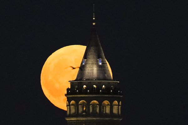 Суперлуна за Галатской башней в Стамбуле, Турция. - Sputnik Армения
