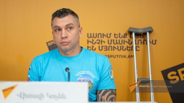 Спортсмен с ограниченными возможностями Виталий Кочнев на пресс-конференции Антарктида начинается с Севана! (21 августа 2024). Еревaн - Sputnik Армения