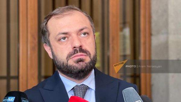 Министр экономики Геворк Папоян отвечает на вопросы журналистов после очередного заседания правительства (22 августа 2024). Еревaн - Sputnik Армения