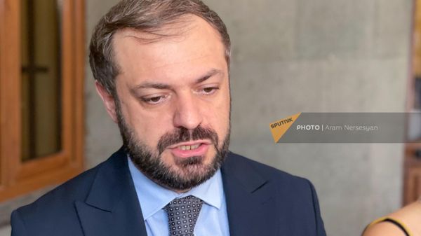 Министр экономики Геворк Папоян отвечает на вопросы журналистов после очередного заседания правительства (22 августа 2024). Еревaн - Sputnik Армения