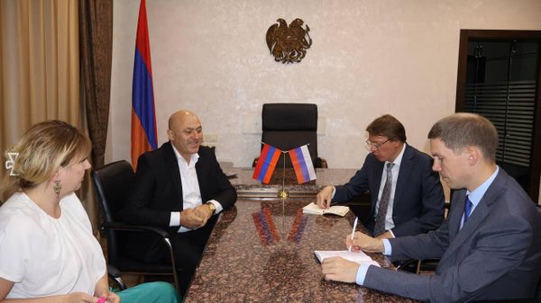 Дипломаты передовой группы МИД России по открытию Генконсульства в Капане провели рабочую встречу с главой Мегри Хачатуром Андреасяном (21 августа 2024). Мегри - Sputnik Армения