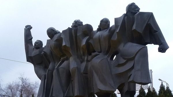 Скульптурная композиция Танец горцев (скульптор Тигран Арзуманян, 1979 год) - Sputnik Армения